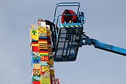 Auf dem Münchner Marienhof darf am 04. Oktober gestaunt werden, wenn der dann fertig gestellte, fast 30 Meter hohe, LEGO Turm den Weltrekord knackt (Foto: Martin Schmitz)